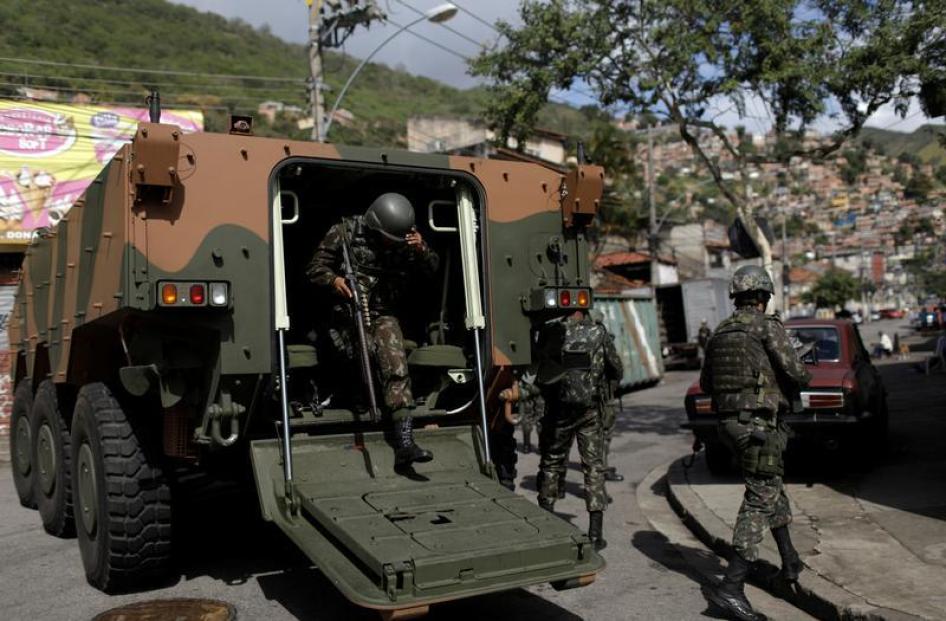 “Patrulha de Membros das Forças Armadas durante operação contra o crime organizado no Complexo do Lins no Rio de Janeiro, Brasil, 5 de agosto, 2017. 