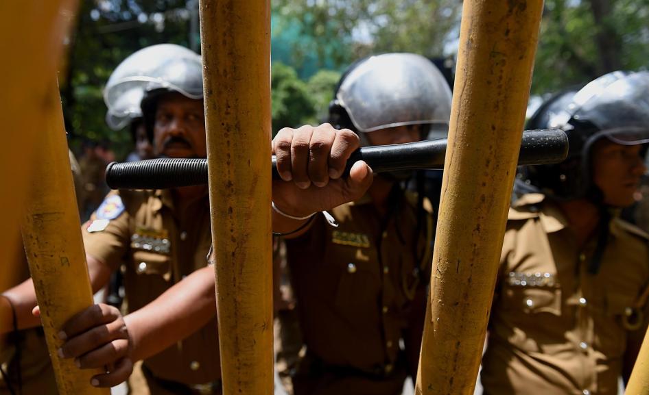 Polisi Sri Lanka berjaga dalam sebuah aksi unjuk rasa yang menyerukan pembebasan aktivis Tamil yang ditahan berdasarkan UU Pencegahan Terorisme di Kolombo, Sri Lanka, 14 Oktober 2015.