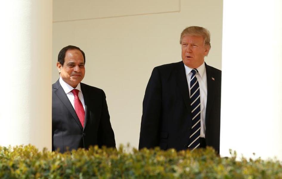 Presiden AS Donald Trump dan Presiden Mesir Abdel Fattah al-Sisi berjalan di selasar Gedung Putih, Washington, AS, 3 April 2017. 