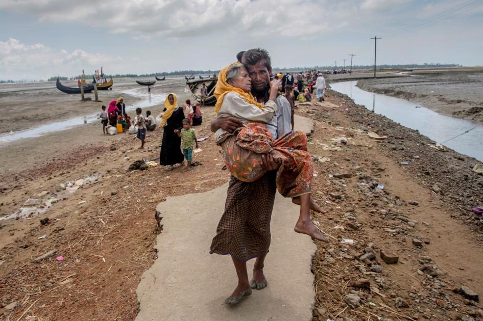 Un homme rohingya transportait sa mère vers un camp de réfugiés au Bangladesh le 16 septembre 2017, après avoir fui le Myanmar.