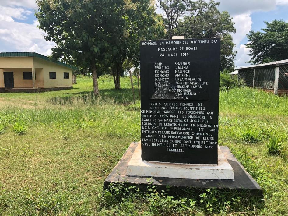Un mémorial en l’honneur des 13 victimes tuées par des soldats de la paix de la République du Congo le 24 mars 2014 à Boali, en République centrafricaine. Douze d’entre elles ont été sommairement exécutées.  © 2018 Lewis Mudge/Human Rights Watch.
