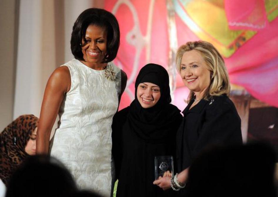 L'activiste saoudienne Samar Badawi, lauréate du prix « International Women of Courage 2012 », photographiée entre Michelle Obama et Hillary Clinton le 8 mars 2012 au siège du Département d'État américain à Washington.