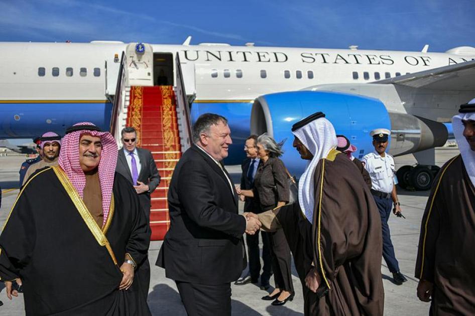 وزير الخارجية الأمريكي مايكل ر. بومبيو يستقبله وزير الخارجية البحريني الشيخ خالد بن أحمد الخليفة إثر وصوله إلى المنامة، البحرين، في 11 يناير/كانون الثاني 2019. © 2019 وزارة الخارجية الأمريكية