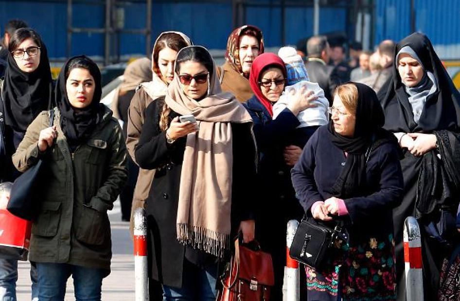 المرأة الإيرانية تثور على قانون اللباس | Human Rights Watch