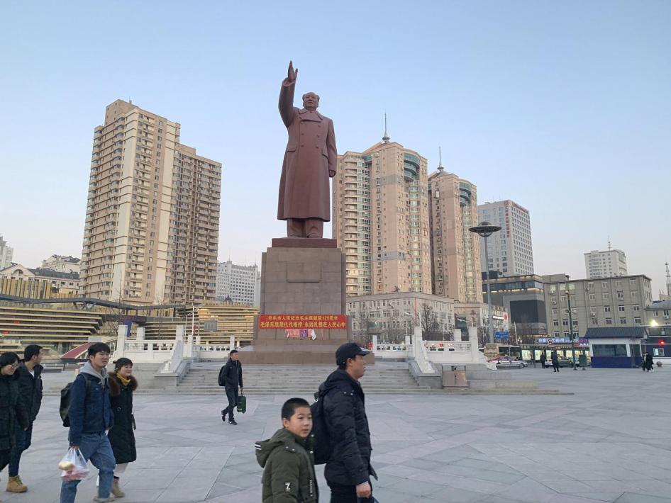 Des passants marchent près d'une statue géante de Mao Zedong sur la place jouxtant la gare de la ville de Dandong (province de Liaoning), située dans le nord-est de la Chine à proximité de la frontière avec la Corée du Nord, le 23 février 2019.