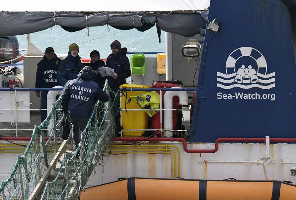 La Guardia di Finanza italiana sale a bordo della nave di salvataggio Sea-Watch 3 dopo lo sbarco di 47 migranti nel porto siciliano di Catania, 31 gennaio 2019.