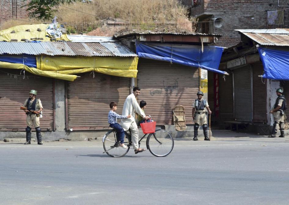 Indian Army Soldier On watch In Kashmir. Any idea What weapon that is ? :  r/Military