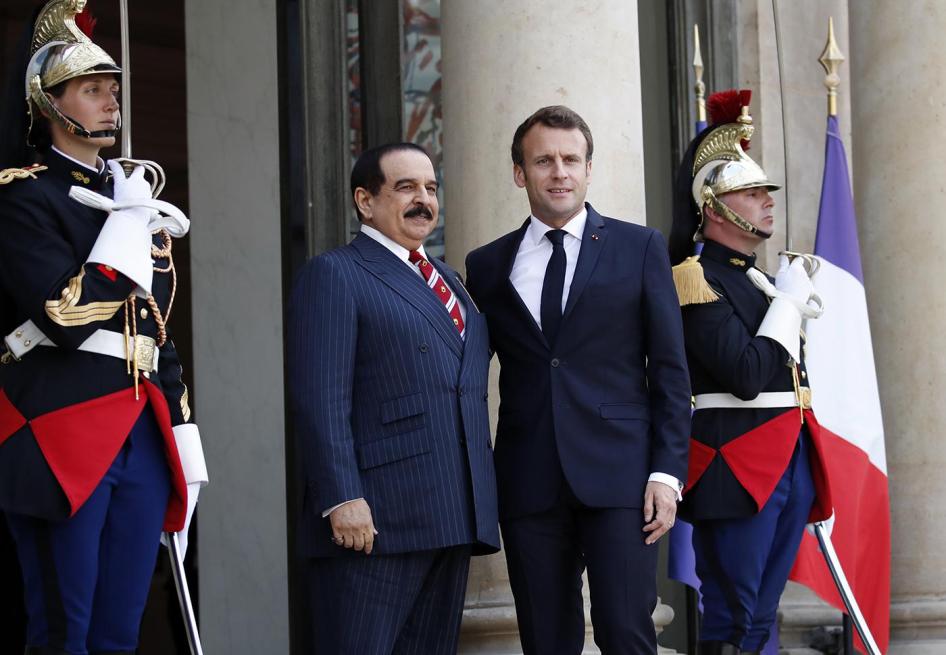 الرئيس الفرنسي إيمانويل ماكرون يرحّب بملك البحرين حمد بن عيسى آل خليفة (يسار الصورة)، قبل اجتماع في قصر الإليزيه في باريس، 30 أبريل/نيسان 2019. © 2019 آيه بي فوتو/ كريستوف إينا