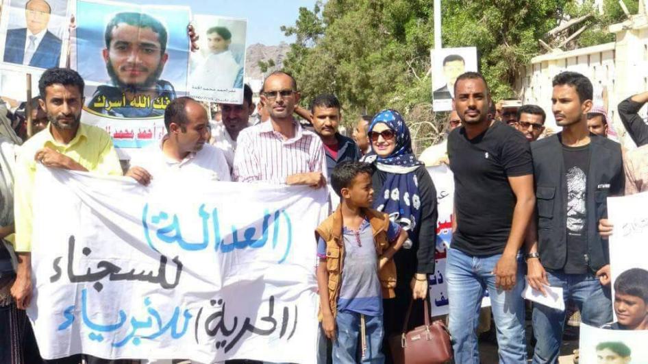 ​متظاهرون يرفعون صور معتقلين ولافتة تقول، "الحرية للسجناء والعدالة للأبرياء" خلال مظاهرة في عدن، اليمن العام 2017. 