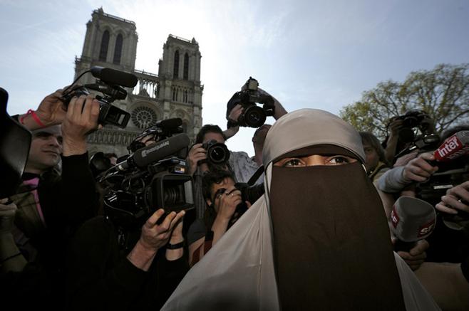 Francia: Sentencia sobre uso de velos que cubren el rostro atenta contra  derechos | Human Rights Watch