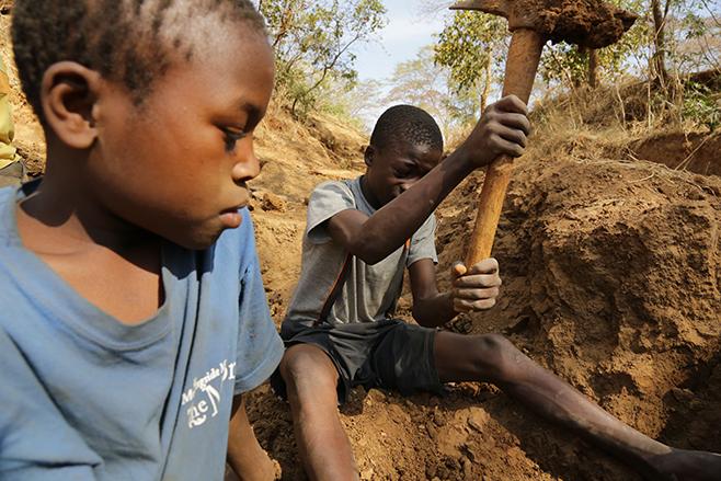 تنزانيا - الحياة الخطرة لعمال المناجم الأطفال | Human Rights Watch