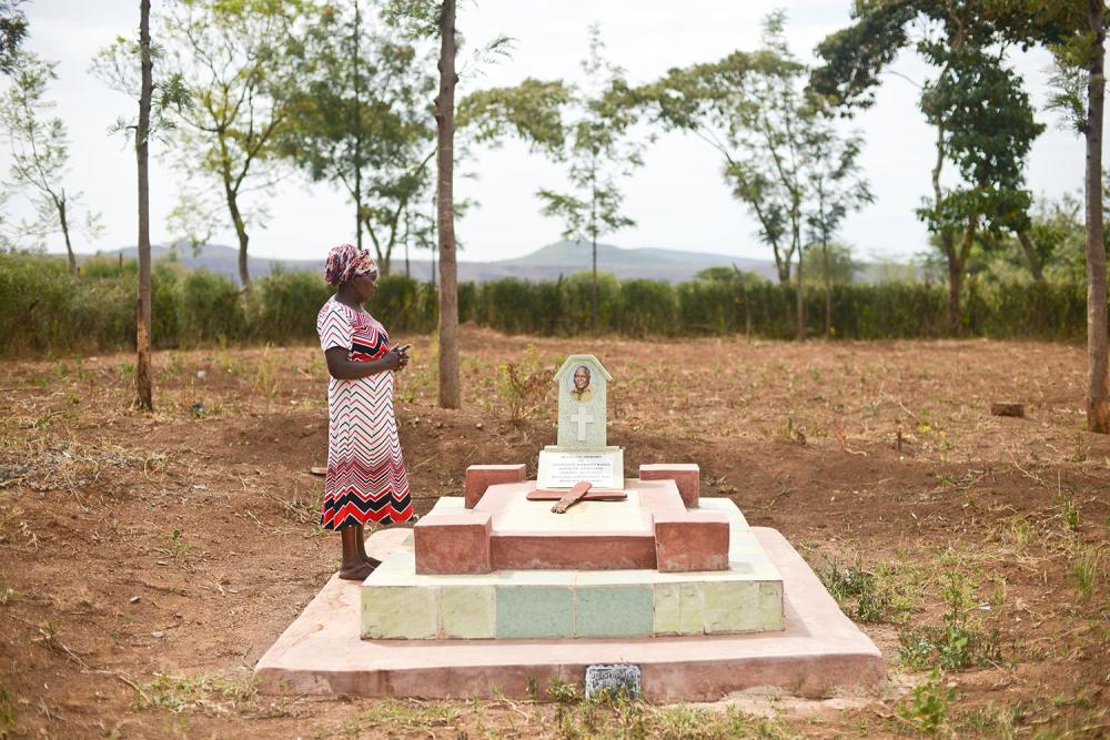 Sinapei  P., 62 ans, se tient devant la tombe de son mari, chez eux dans la région de la Vallée du Rift au Kenya. Quand le mari de Sinapei a appris qu'elle avait été violée, il a refusé de continuer à dormir à ses côtés, l'a battue et insultée, l'a chassé