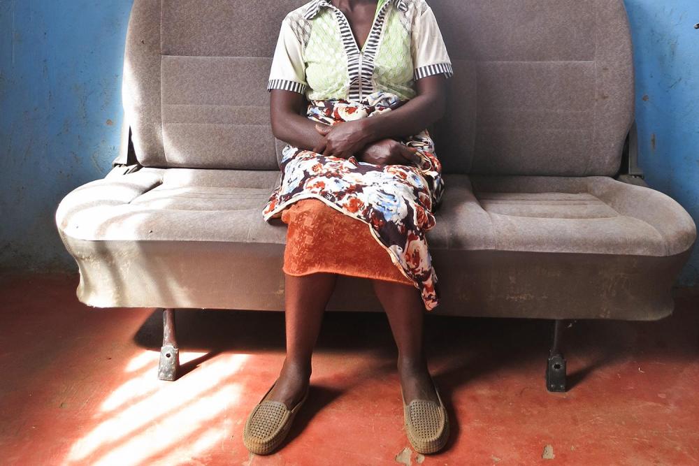 Nafula K., 46 ans, a été violée collectivement par quatre hommes avec trois autres femmes, en janvier 2008, alors qu'elle se trouvait dans un camp de personnes déplacées. Son mari la bat, l'insulte, et refuse de dormir à ses côtés. Sa famille a également 