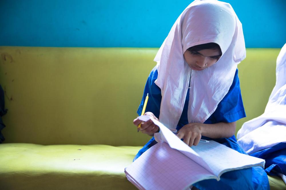 Laiba, huit ans, élève à l’école de Lyari, une école gratuite non étatique pour enfants pauvres du quartier de Lyari à Karachi (Pakistan). La sœur aînée de Laiba ne peut pas aller à l’école car elle est responsable des travaux ménagers et doit s’occuper d