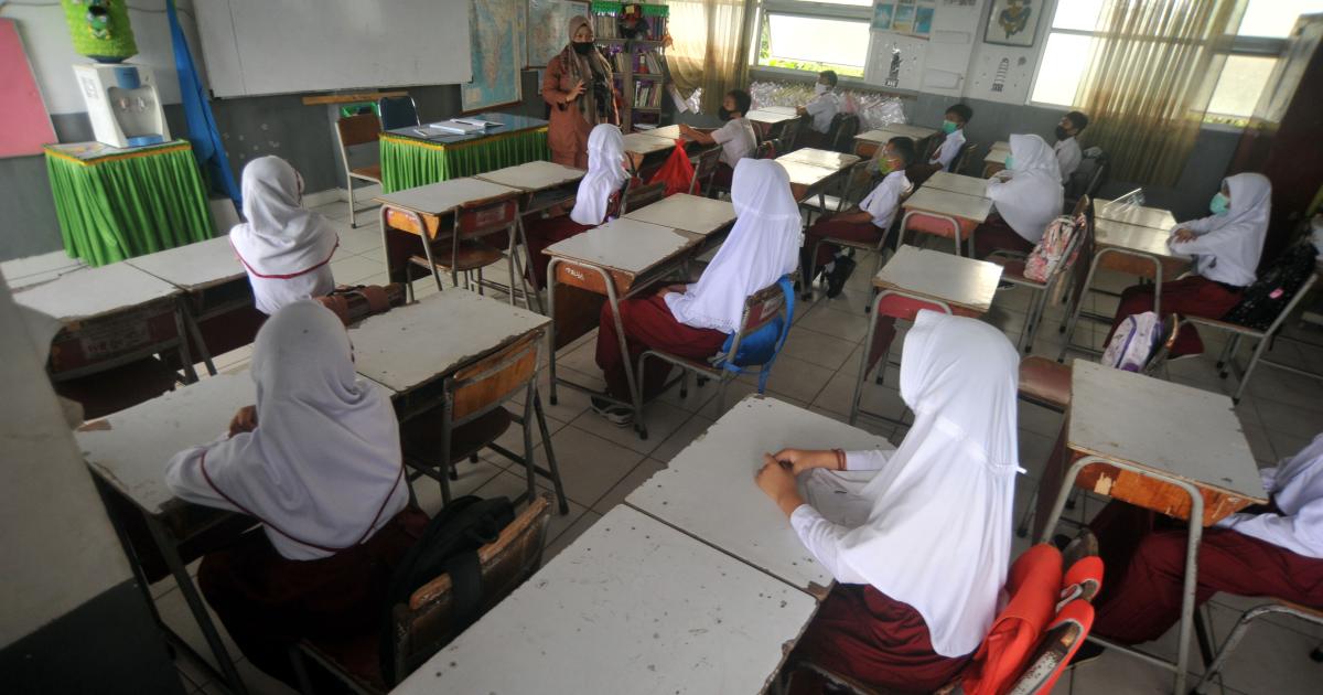Kashmiri School Girls Fucking Video - I Wanted to Run Awayâ€: Abusive Dress Codes for Women and Girls in Indonesia  | HRW