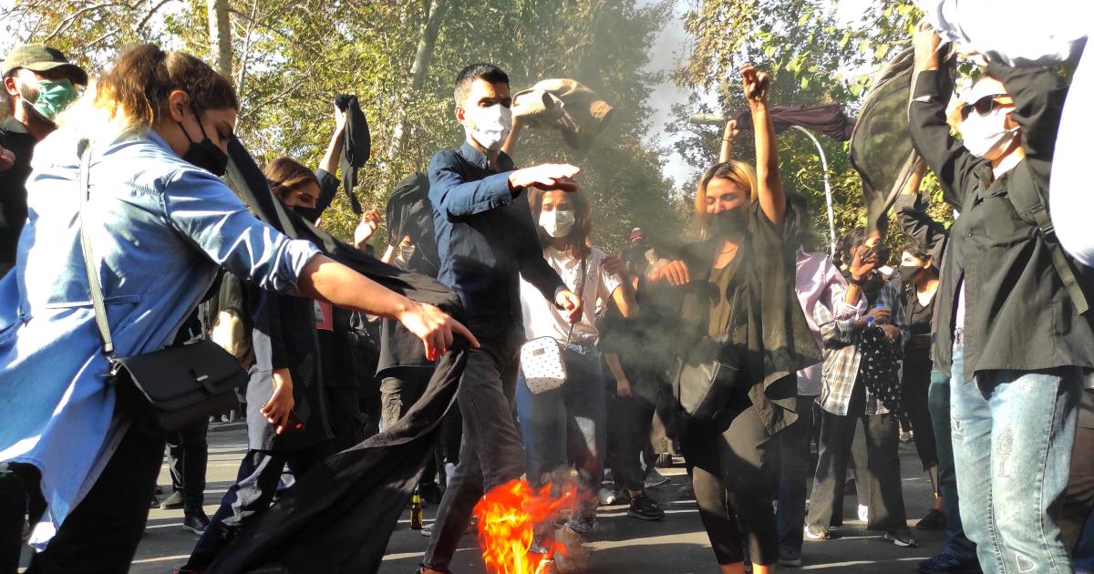 إيران: قوات الأمن تطلق النار على محتجين وتقتلهم | Human Rights Watch