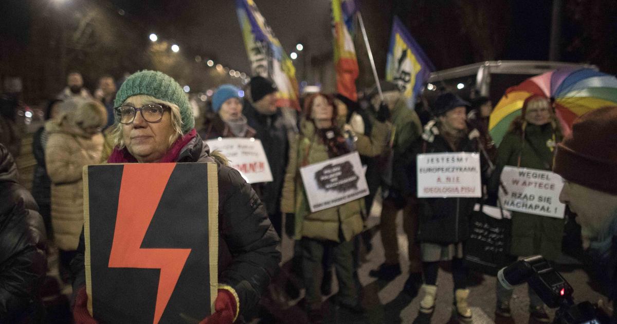 Poland: Rule of Law Erosion Harms Women, LGBT People | Human Rights Watch