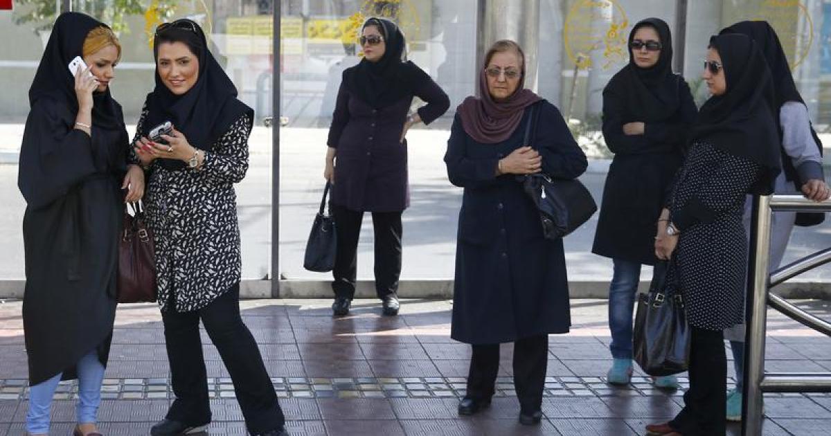 على إيران الكفّ عن ملاحقة النساء بسبب ملابسهنّ | Human Rights Watch