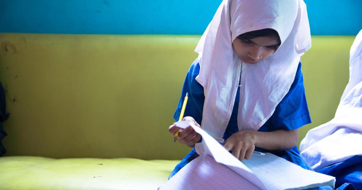 4girl And 1boys Xxx Hd - Shall I Feed My Daughter, or Educate Her?â€: Barriers to Girls' Education in  Pakistan | HRW