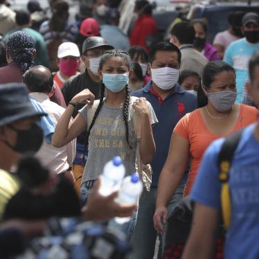 Personas con mascarillas caminan por el centro de Quito, Ecuador, en medio de la pandemia del nuevo coronavirus, el lunes 29 de junio de 2020.