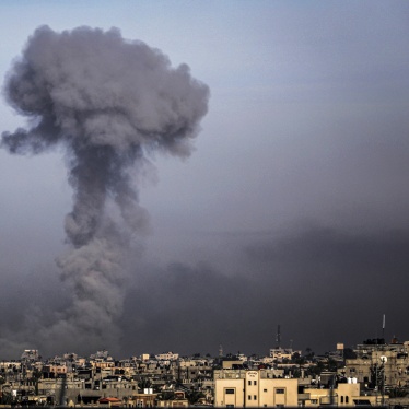 Smoke rises after an Israeli air strike on the city of Khan Yunis, Gaza, January 8, 2024.  © 2024 Abed Rahim Khatib/picture-alliance/dpa/AP Photo