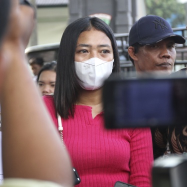 Eva Meliana Pasaribu, daughter of the late journalist Rico Sempurna Pasaribu, delivers a press statement