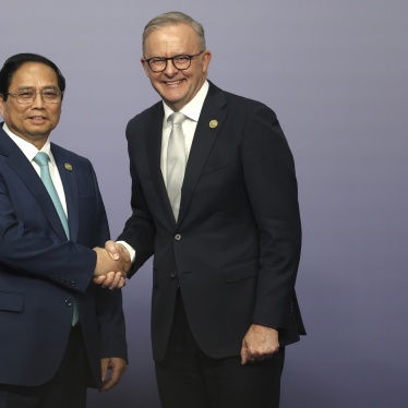 Vietnamese Prime Minister Pham Minh Chinh (left) shakes hands with Australian Prime Minister Anthony Albanese at the ASEAN-Australia Special Summit in Melbourne, Australia, March 5, 2024. 