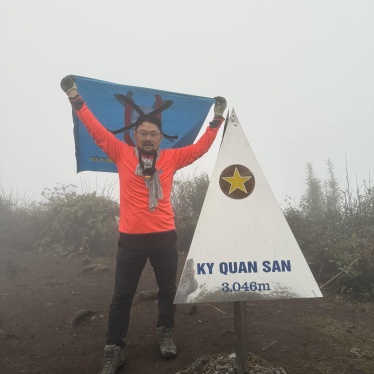 Nguyen Chi Tuyen carries a No-U banner (No to China’s Nine Dash Line) at Ky Quan San Peak, Vietnam.