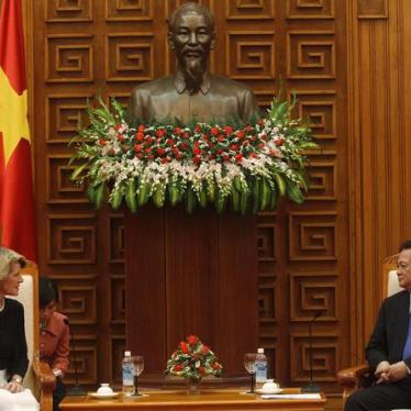 Australia’s Foreign Minister Julie Bishop and Vietnam’s Prime Minister Nguyen Tan Dung talk at the Government Office in Hanoi, February 18, 2014.