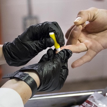 “An inmate receiving a voluntary HIV test at Lafayette Parish Correctional Center, Lafayette, Louisiana.” © 2016 Bryan Tarnowski/Human Rights Watch