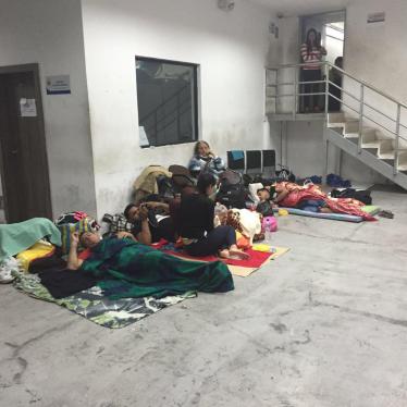 Detained Cubans in a cell at Quito's court offices building, waiting to be deported or released after deportation hearings, July 9, 2016. © 2016 Juan Pablo Alban