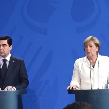 Turkmenistan's President Gurbanguly Berdymukhamedov (L) and German Chancellor Angela Merkel speak at a press conference in Berlin, Germany, August 29, 2016. 