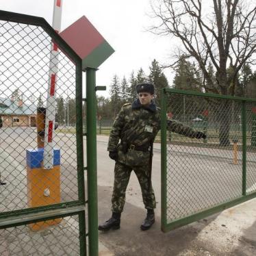 A Belarussian border guard closes the gate at a border crossing with Poland, near the village of Pererov, southwest of Minsk, March 31, 2015.