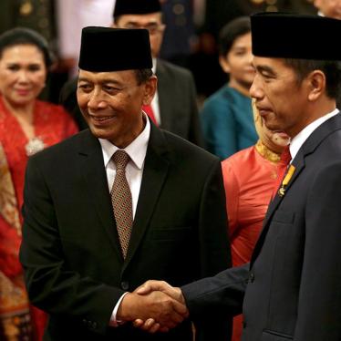 Gen. Wiranto shakes hand with President Joko Widodo after the new cabinet ministers' swearing-in in Jakarta, Indonesia on July 27, 2016. 