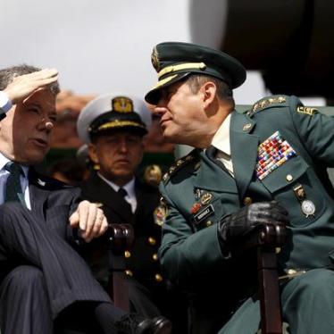 Colombia's President Santos talks with Colombian armed forces chief General Rodriguez Barragán during a presentation of new military leaders on July 9, 2015. 