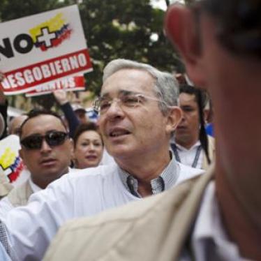 Colombia's former president Alvaro Uribe walks surrounded by security personnel as he greets supporters during a protest march against Colombia's President Juan Manuel Santos and the Colombian peace process, in Medellin. © 2016 Reuters