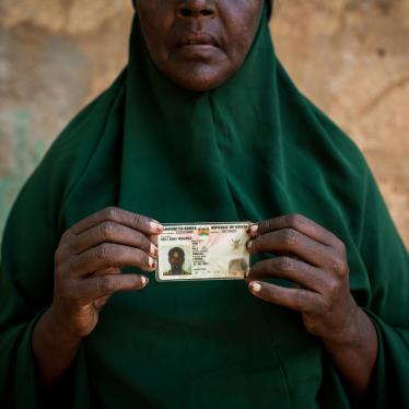 Une femme kenyane, Zeinab Bulley Hussein, montre la carte d'identité de son fils Abdi Bare Mohamed, dont le corps a été retrouvé à 18 kilomètres de Mandera (nord-est du Kenya), trois semaines après son arrestation par des policiers devant le domicile fami