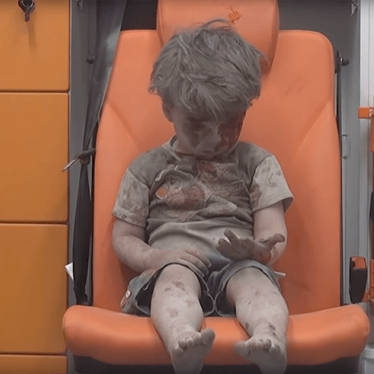 アレッポの惨状を世界に突きつける救急車の少年の姿