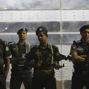 Police officers stand guard in front of the central jail in Dhaka on December 12, 2013.