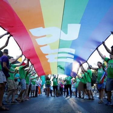 على إسرائيل السماح للأزواج المثليين بتبني الأطفال