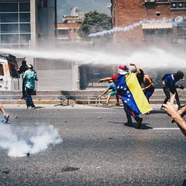 Un camión blindado de la policía antidisturbios apunta un cañón de agua hacia personas que se manifiestan contra el gobierno en Caracas, Venezuela. 6 de abril de 2017. 