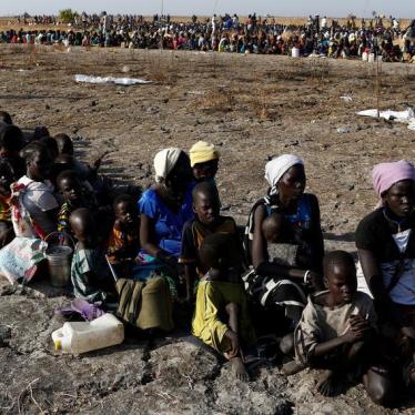 Women and children wait to be registered prior to a food distribution carried out by the United Nations World Food Programme (WFP) in Thonyor, Leer state, South Sudan, February 26, 2017. © 2017 Reuters