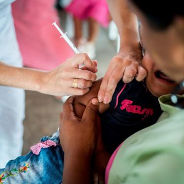 A health worker collaborating with the Pan American Health Organization vaccinates a Venezuelan girl at a vaccination post at the Colombian-Venezuelan border. July 27, 2018.