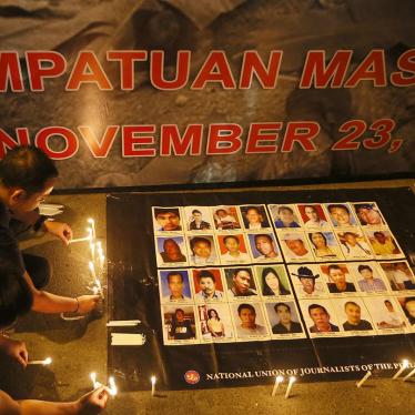Philippine journalists light candles for those killed in the 2009 massacre of 58 people in Maguindanao province in southern Philippines, November 23, 2015, Manila, Philippines.